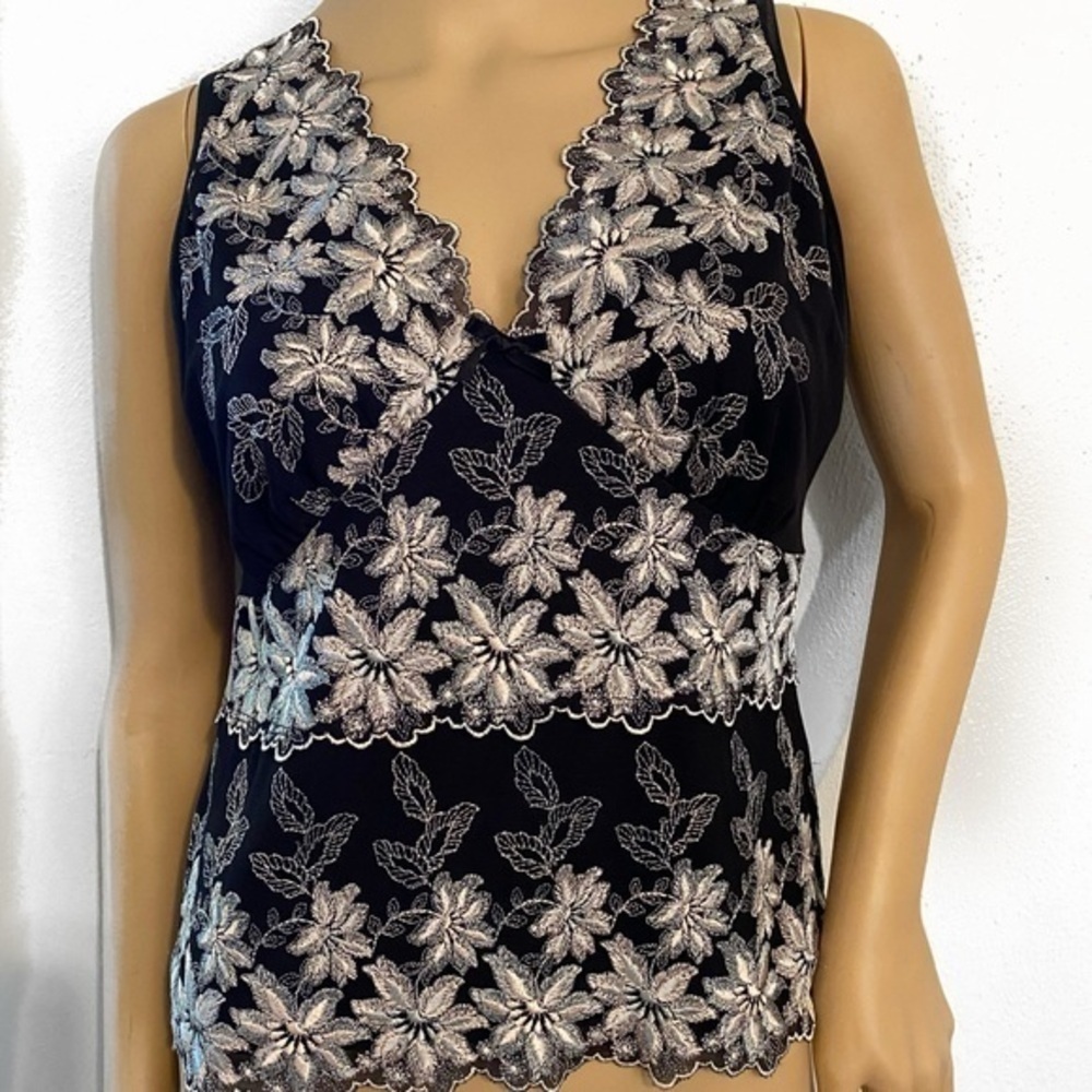 Karen Kane floral embroidery top size L